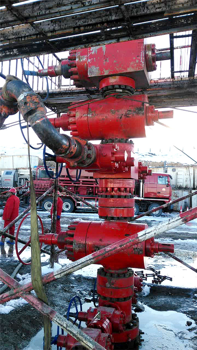 玉門(mén)油田壓裂現(xiàn)場(chǎng) 玉門(mén)油田壓裂現(xiàn)場(chǎng)